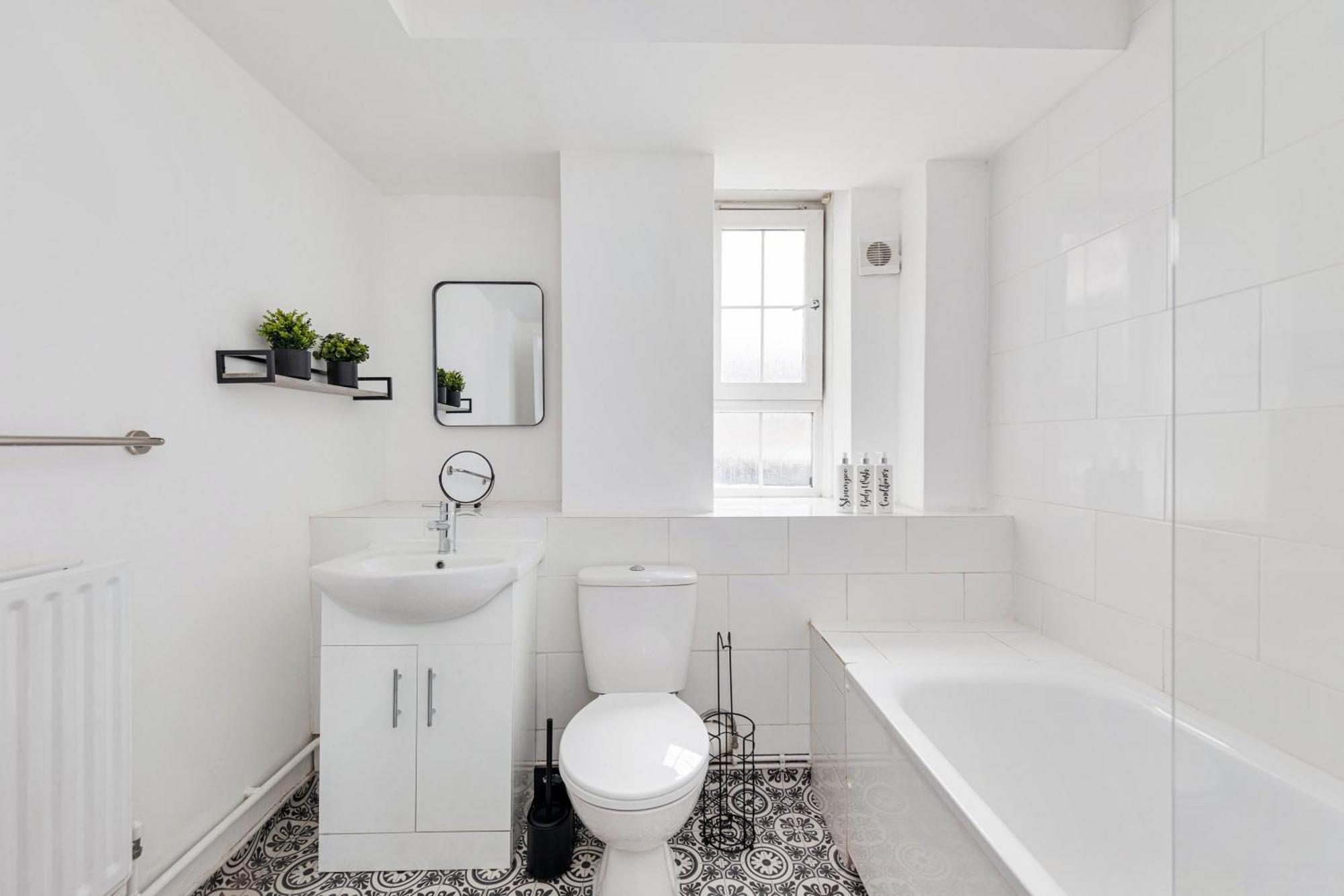 Sleek Shoreditch Hideout - 2 Bed Gem With Balcony In Central Лондон Экстерьер фото