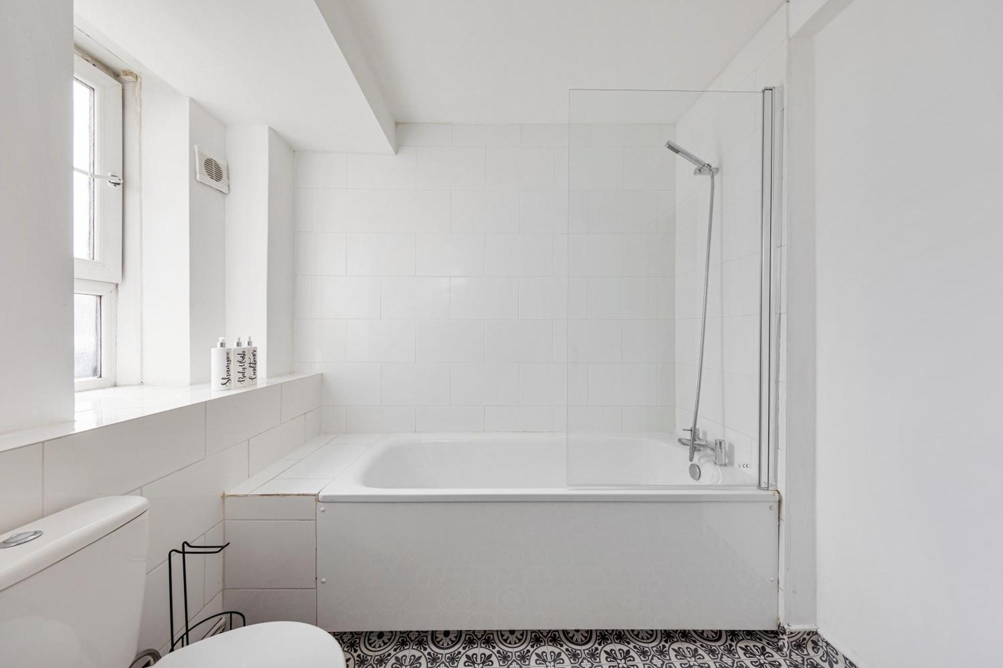 Sleek Shoreditch Hideout - 2 Bed Gem With Balcony In Central Лондон Экстерьер фото
